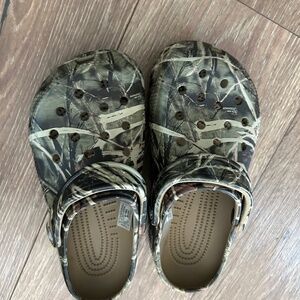 Camo crocs women’s size 6